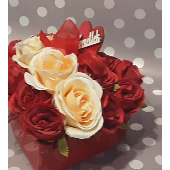 RÓZSÁK  SZÍV  ALAKÚ  TÁLBAN